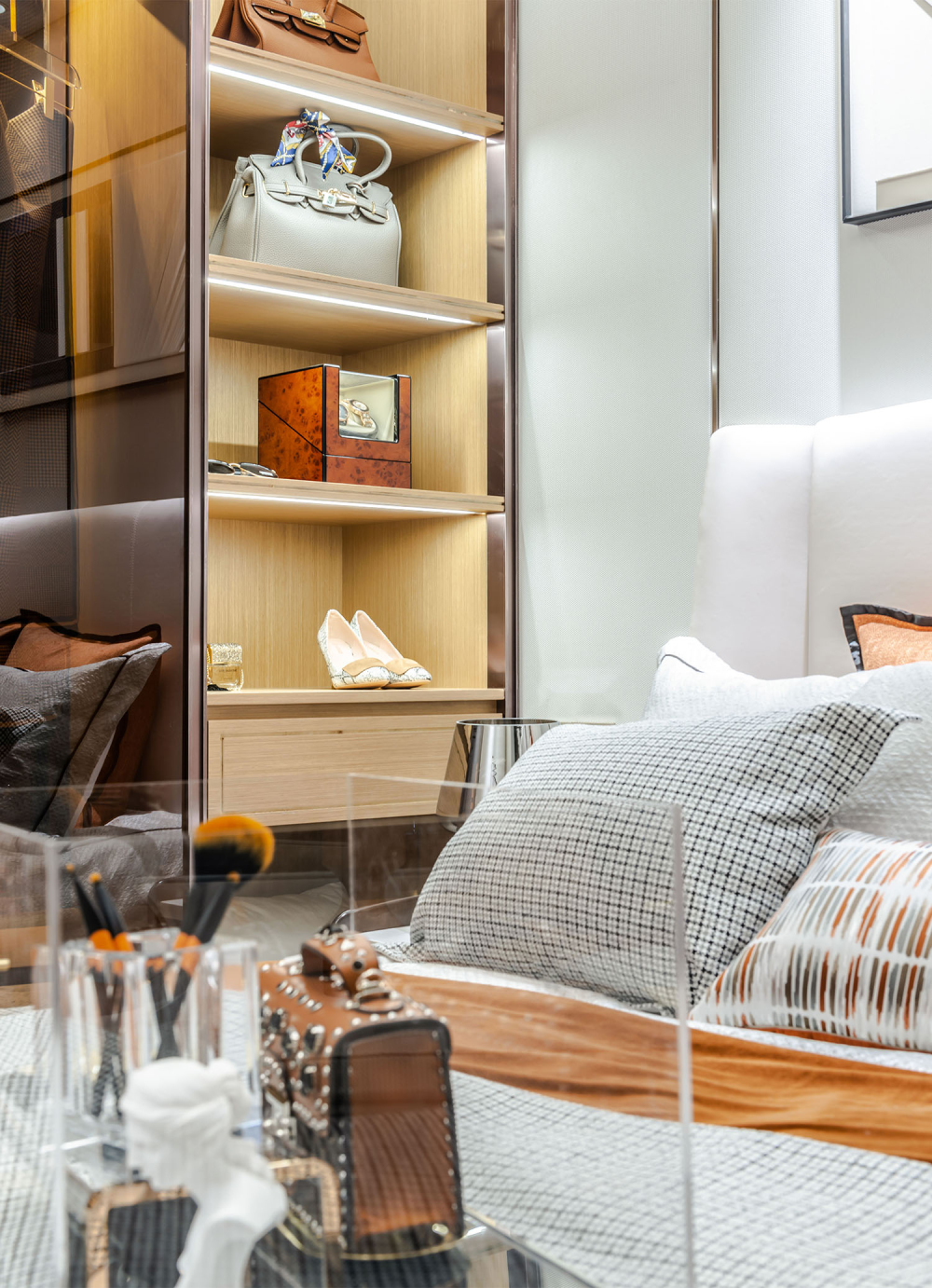 現(xiàn)代輕奢風格室內(nèi)設(shè)計家裝案例-主臥衣柜