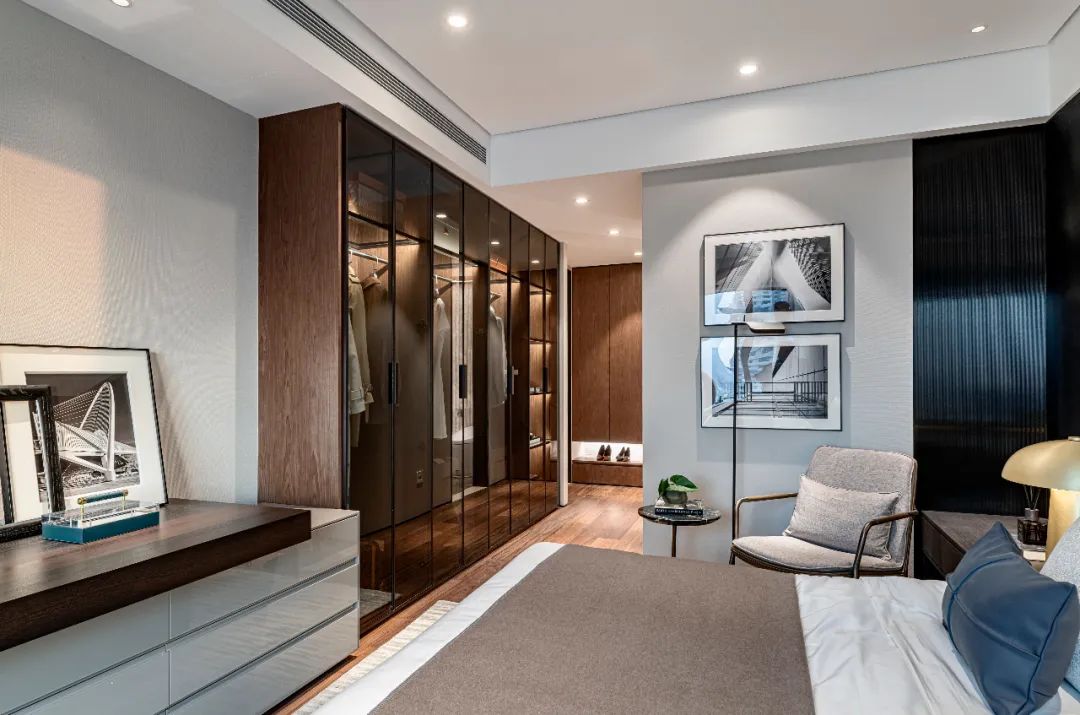 現(xiàn)代簡約風格室內(nèi)設(shè)計家裝案例-主臥衣帽間