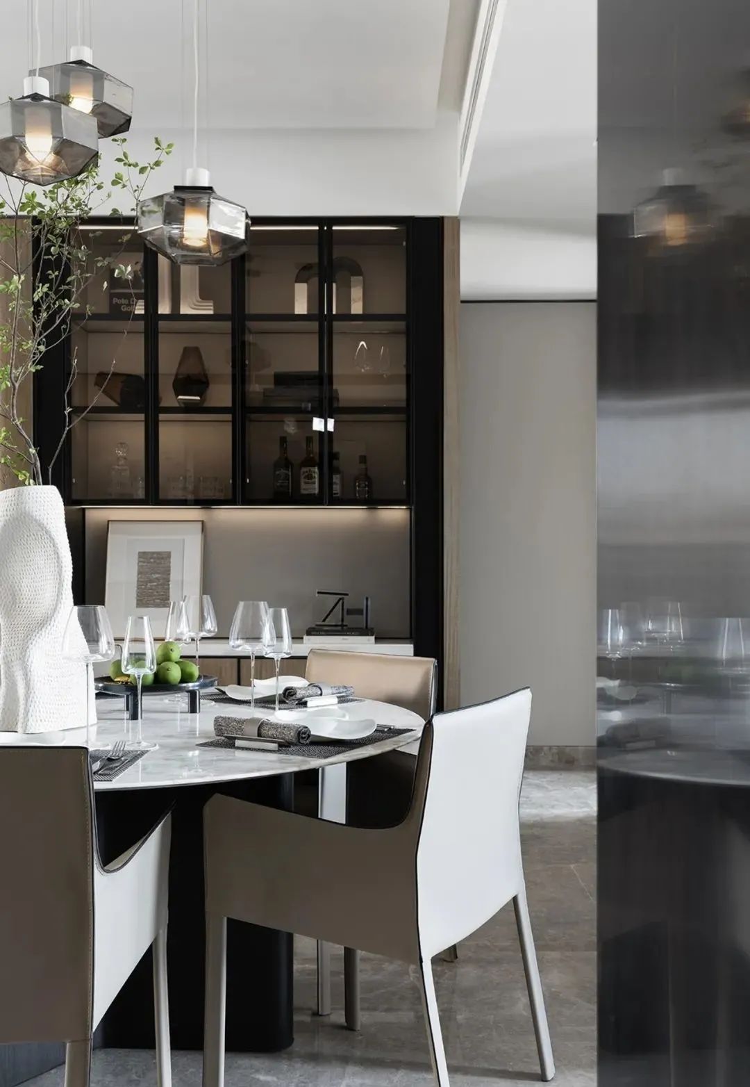 現(xiàn)代簡約風格室內(nèi)設(shè)計家裝案例-餐廳